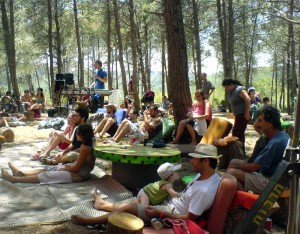 הקהל בבמה הקטנה בפסטיבל יערות מנשה, באמצע היער